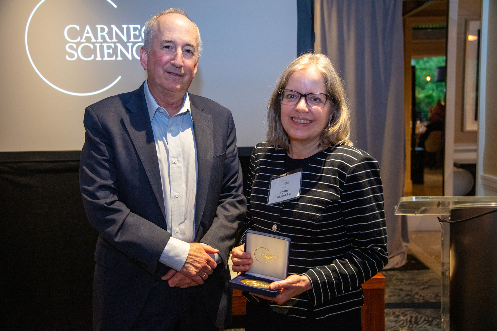 Carnegie Science President Eric Isaacs presents the Service to Science Award to Timothy Mock at the May 2024 Board of Trustees Dinner. 