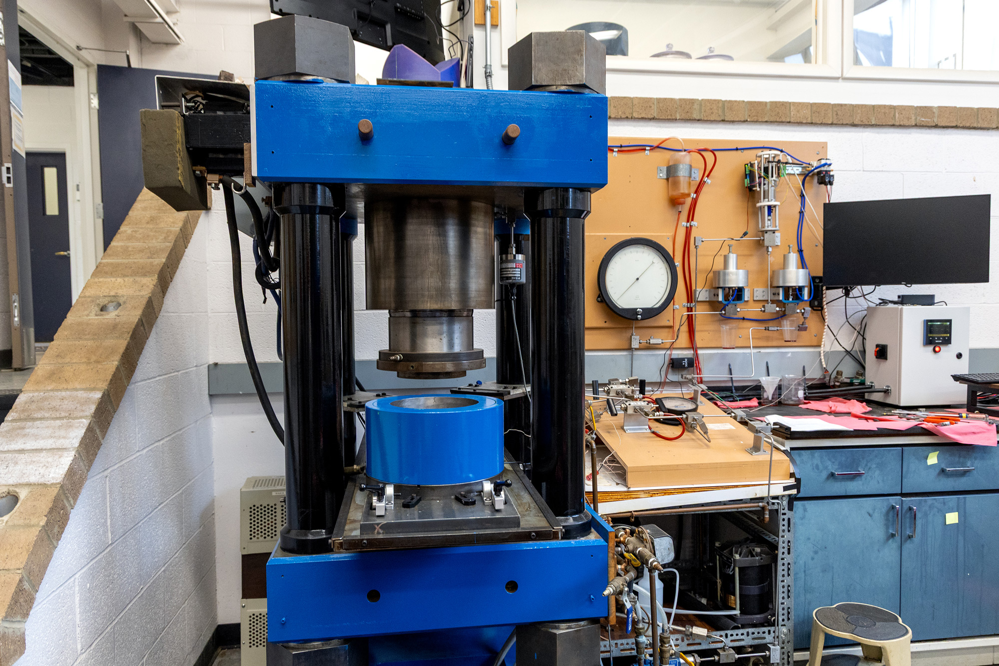 800-ton Walker-type multi-anvil press