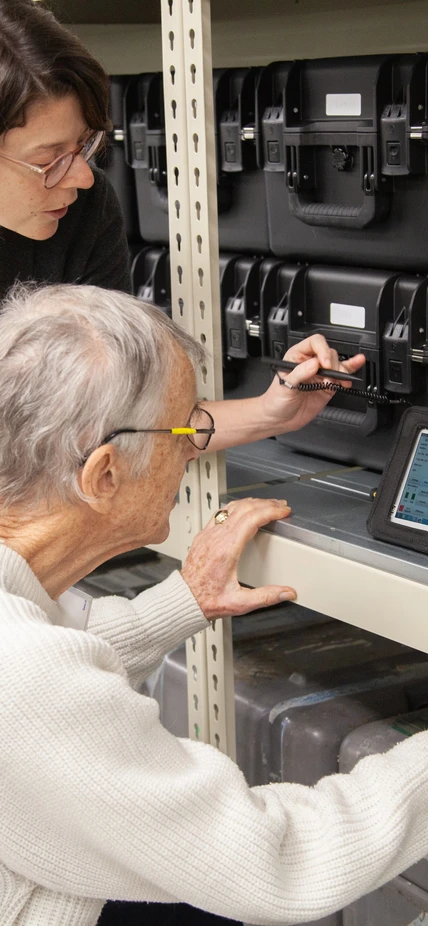 A visitor learns about seismology from Helene Le Mevel