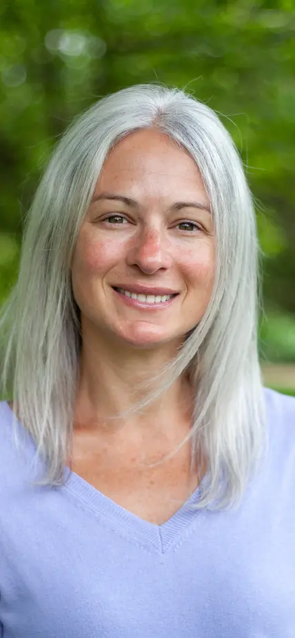 Anat shahar portrait, green background