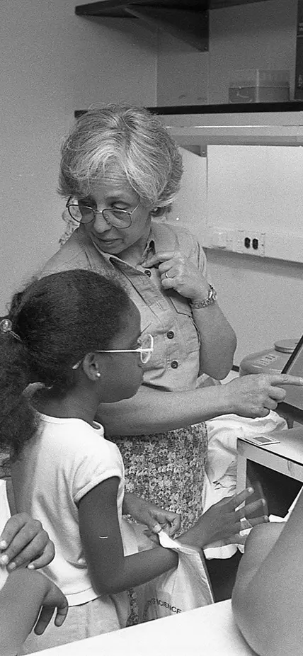 Maxine Singer talks to First Light students during a fieldtrip to a lab