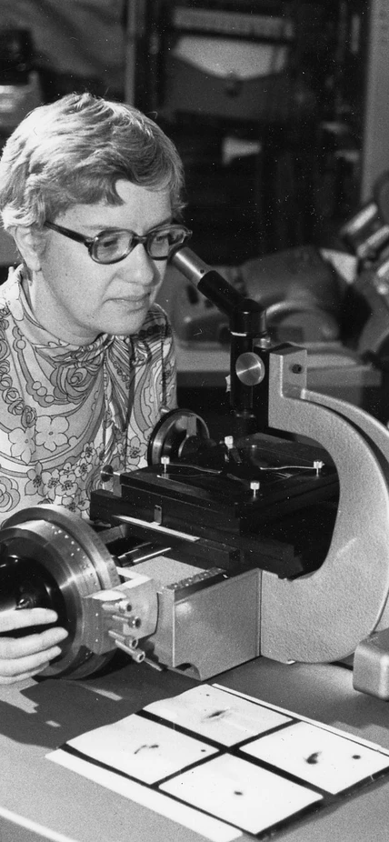 Vera Rubin at Carnegie Science’s former Department of Terrestrial Magnetism, now part of the Earth and Planets Laboratory, in 1972 usi