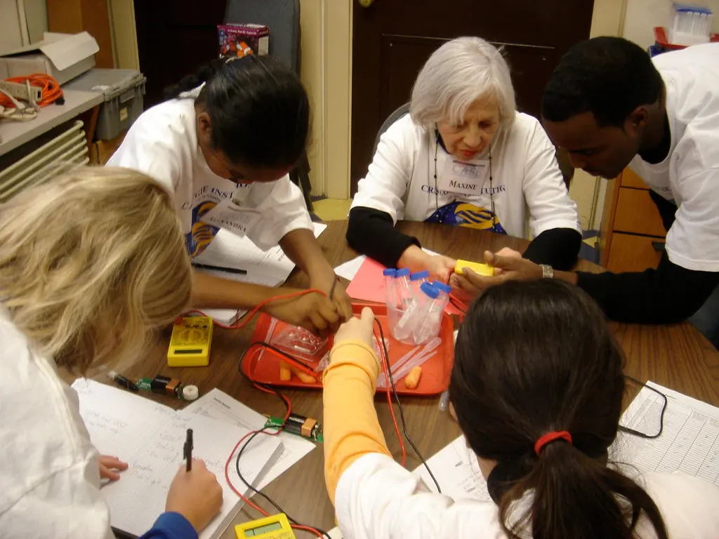 Maxine Singer works with STEM students as part of the First Light program she founded