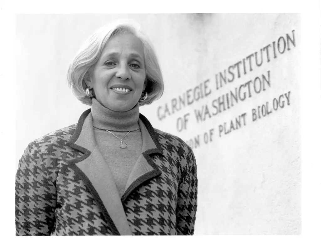 Maxine Singer visits Carnegie's former Department of Plant Biology