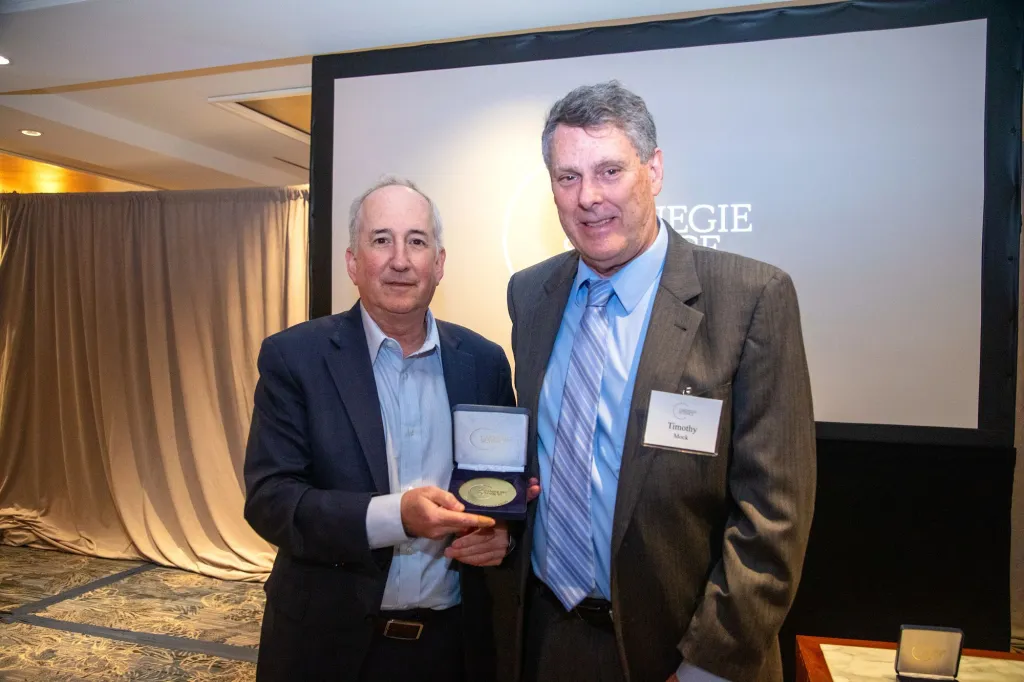 Carnegie Science President Eric Isaacs presents the Service to Science Award to Timothy Mock at the May 2024 Board of Trustees Dinner.