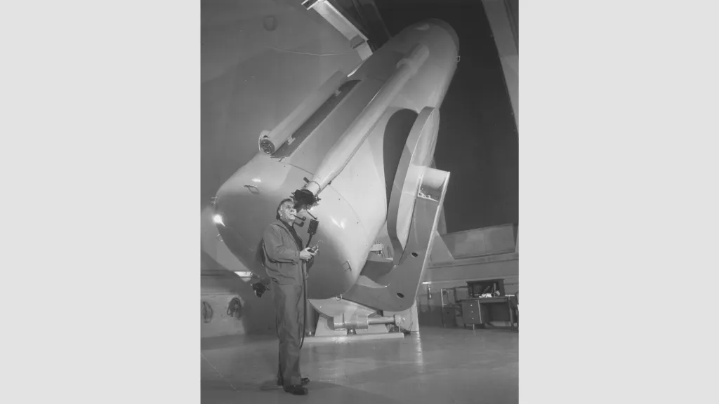 Edwin Hubble at the guidescope of the 48-inch Schmidt camera, Palomar Observatory, circa 1949. Credit: Carnegie Science/Huntington Library