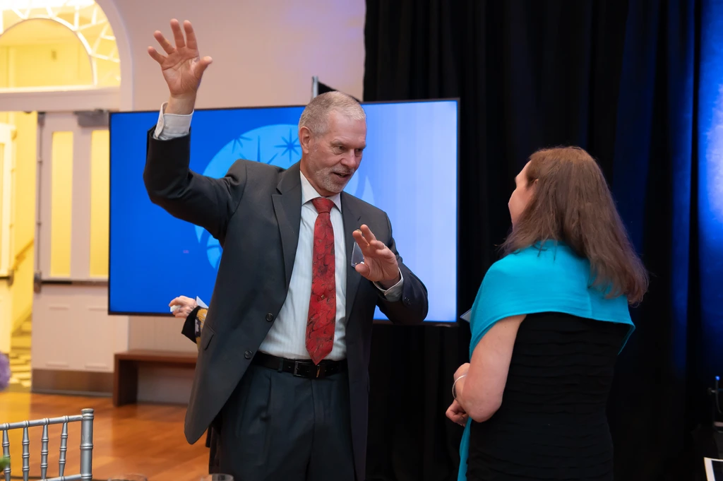 Bob Hazen talks to an event attendee after giving a presentation at a Carnegie Board of Trustees meeting.