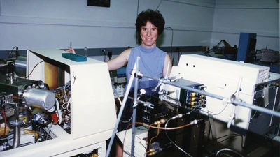 Marilyn Fogel in the lab in 2000. 