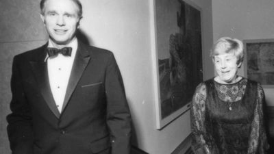 ouis and Lore Brown at an annual Carnegie celebration with scientists and members of the Board of Trustees.