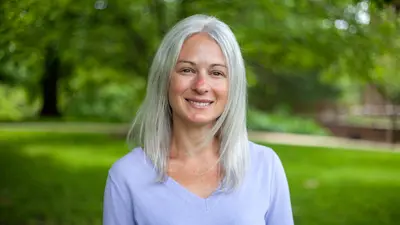 Anat shahar portrait, green background