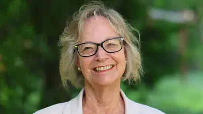 Portrait photo of Leslie Willoughby