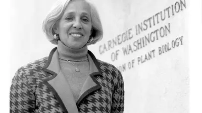 Maxine Singer visits Carnegie's former Department of Plant Biology