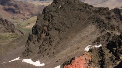 The red layer found between two basalt flows on top of Steens Mountain in Oregon yielded zircons that were dated to constrain the age of the oldest formation of the Columbia River Basalt Group (Photo credit: Jennifer Kasbohm).