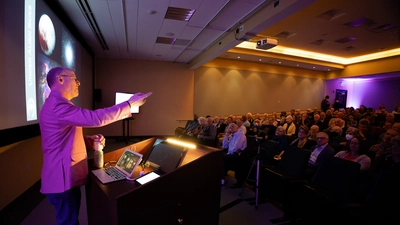 Phil Plait points to crowd