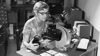 Vera Rubin at Carnegie Science’s former Department of Terrestrial Magnetism, now part of the Earth and Planets Laboratory, in 1972 usi
