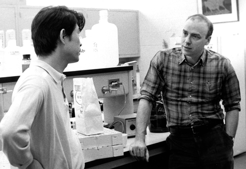Donald Brown (right) with Carnegie fellow Tasuku Honjo (left) in the lab in the early 1970s.