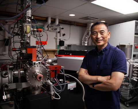 Jianhua Wang in NanoSIMS lab