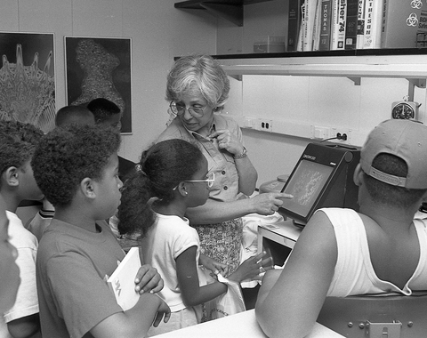 Maxine Singer talks to First Light students during a fieldtrip to a lab