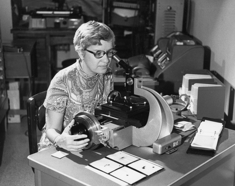Vera Rubin at Carnegie Science’s former Department of Terrestrial Magnetism, now part of the Earth and Planets Laboratory, in 1972 usi