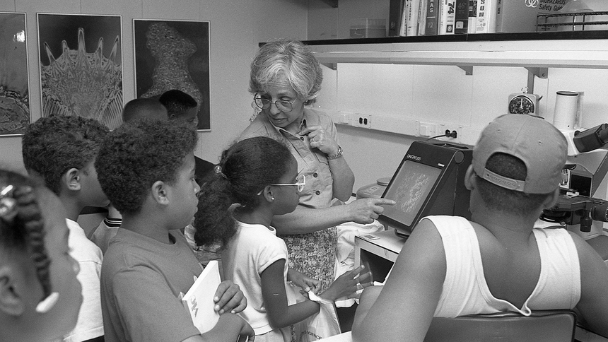 Maxine Singer talks to First Light students during a fieldtrip to a lab