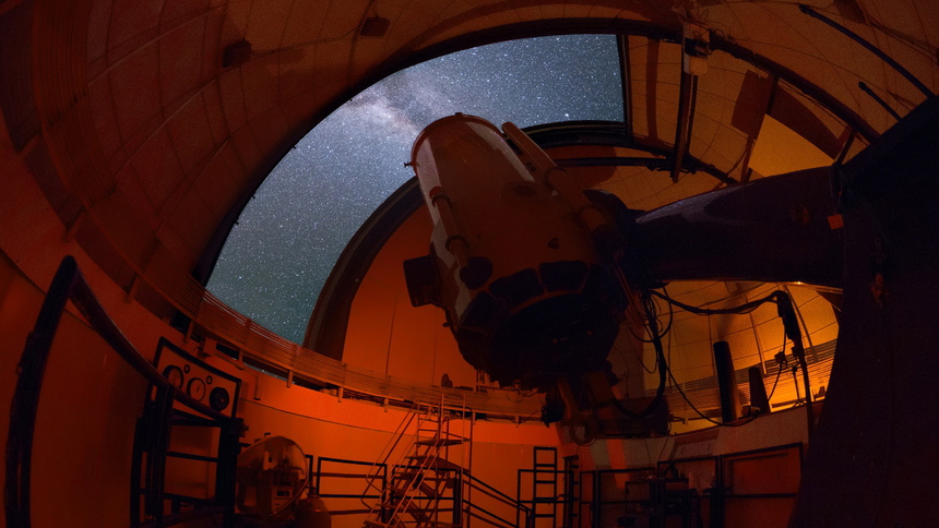 Swope telescope interior at night. Credit: Yuri Beletsky, Carnegie Science