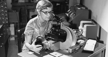 Vera Rubin at Carnegie Science’s former Department of Terrestrial Magnetism, now part of the Earth and Planets Laboratory, in 1972 usi