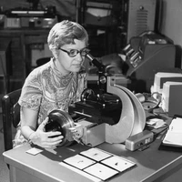 Vera Rubin at Carnegie Science’s former Department of Terrestrial Magnetism, now part of the Earth and Planets Laboratory, in 1972 usi