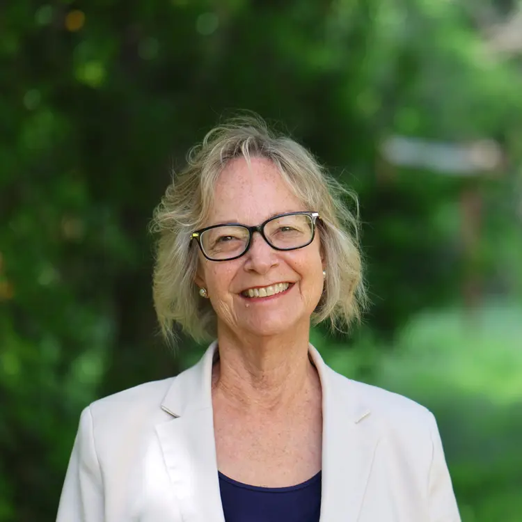 Portrait photo of Leslie Willoughby