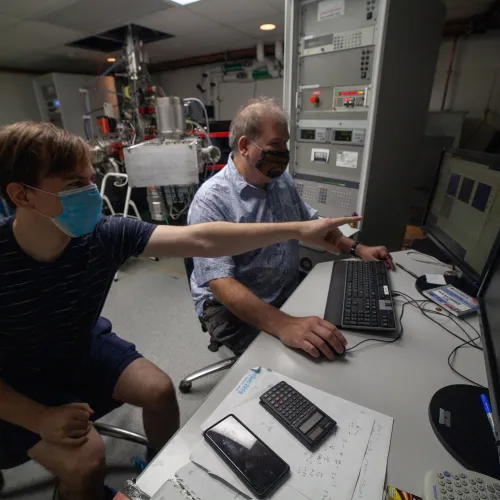 Jens Barosch and Larry Nittler Example Ryugu Sample on Campus