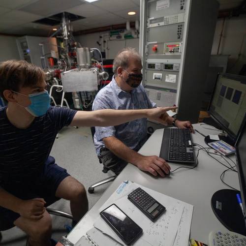 Jens Barosch and Larry Nittler analyzing the Ryugu sample at Carnegie’s Earth and Planets Laboratory campus in Washington, D.C. Image is courtesy of Katy Cain/Carnegie Institution for Science.