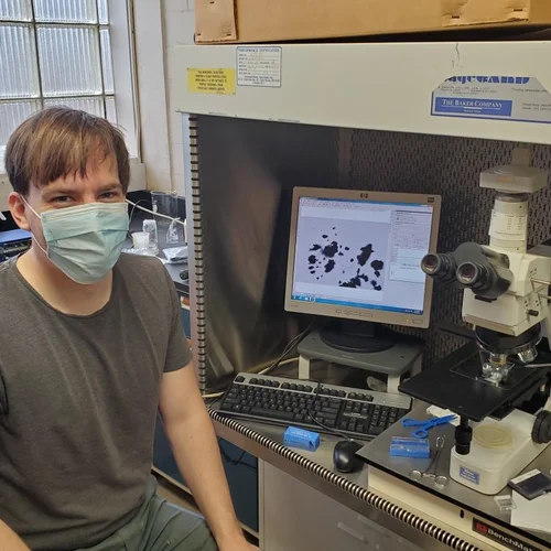 Jens Barosch studies a sample of the Ryugu meteorite under a microscope on campus.