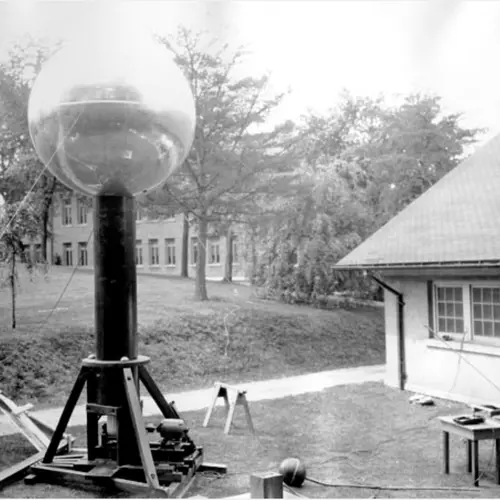 Two-meter Van de Graaff electrostatic generator