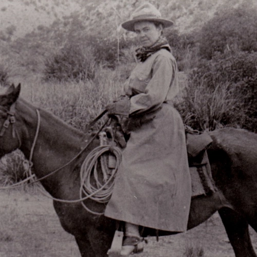Edith Shreve on horseback courtesy Arizona Historical Society. 
