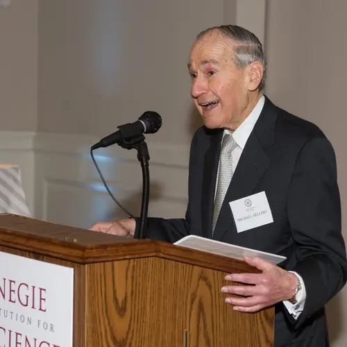 Michael Gellert gives remarks at Carnegie Board of Trustees dinner.