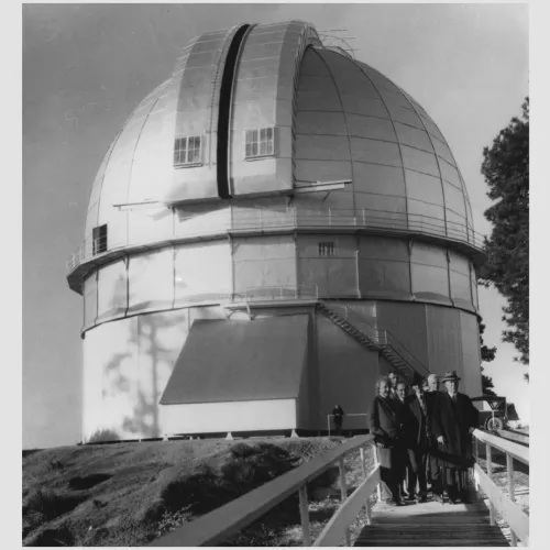 Albert Einstein, Edwin Powell Hubble, Walther Mayer, Walter S. Adams, Arthur S. King and William W. Campbell on the footbridge leading to the 100-inch telescope dome, Mount Wilson Observatory, 1931. Credit: Carnegie Science/Huntington Library