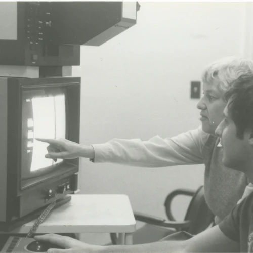 Vera Rubin instructs postdoc Rubin Ciardullo in 1985. 