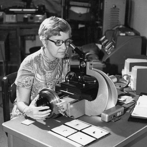 Vera Rubin at Carnegie Science’s former Department of Terrestrial Magnetism, now part of the Earth and Planets Laboratory, in 1972 usi